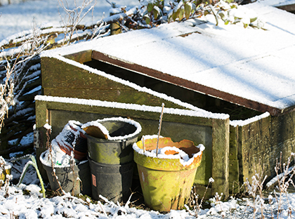 Besneeuwd boerenerf.